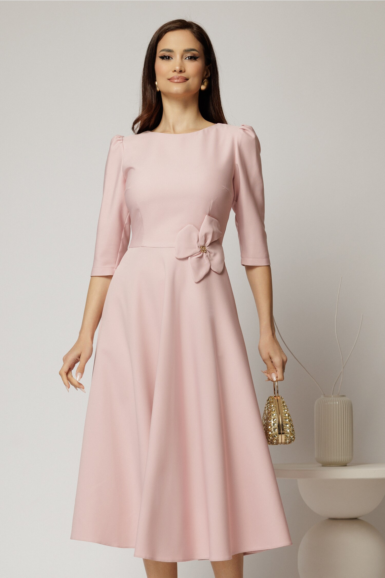 Rochie midi roz din stofa in clos cu floare in talie