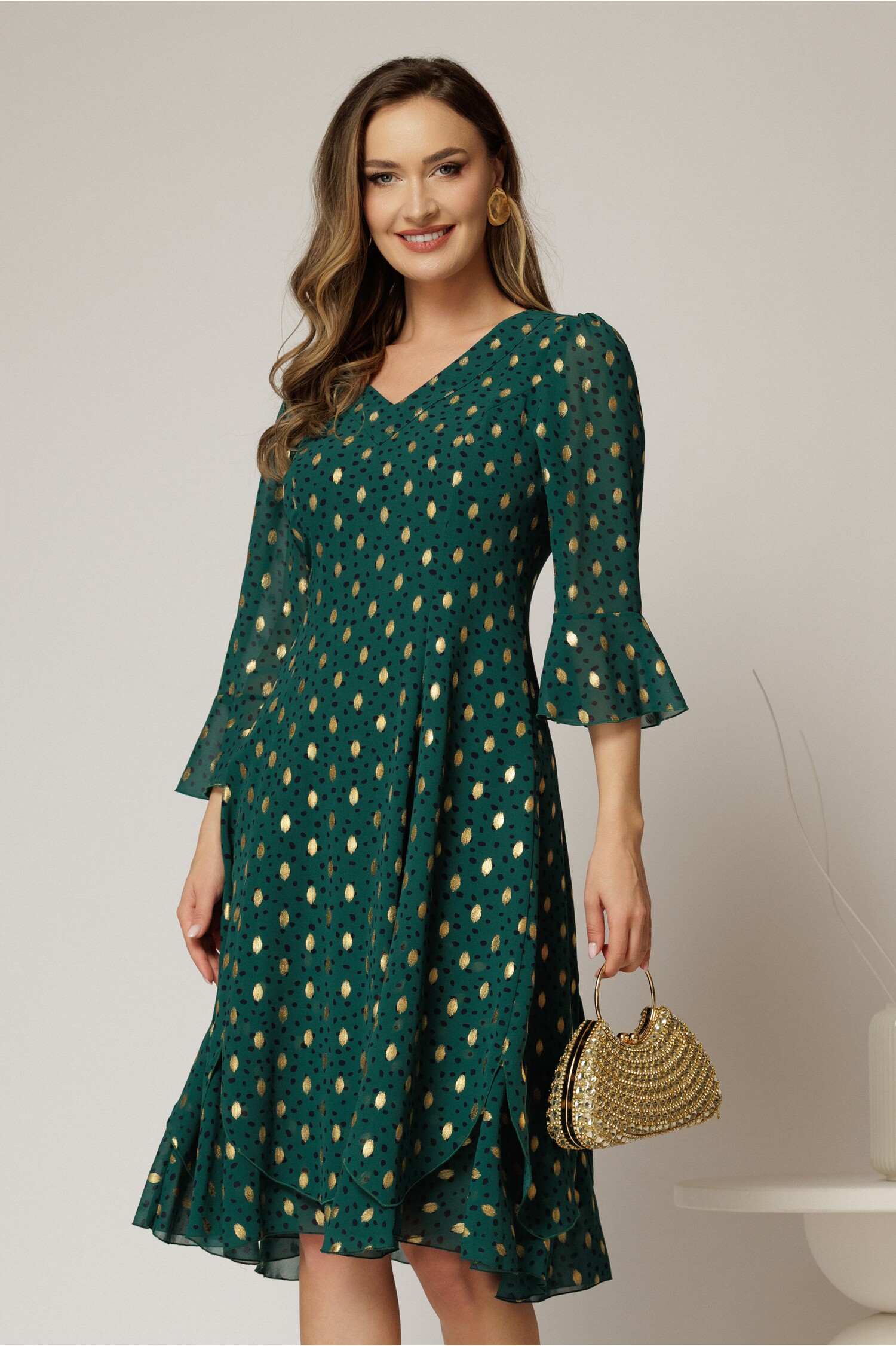 Rochie midi verde cu buline aurii din voal cu croi lejer si decolteu in V
