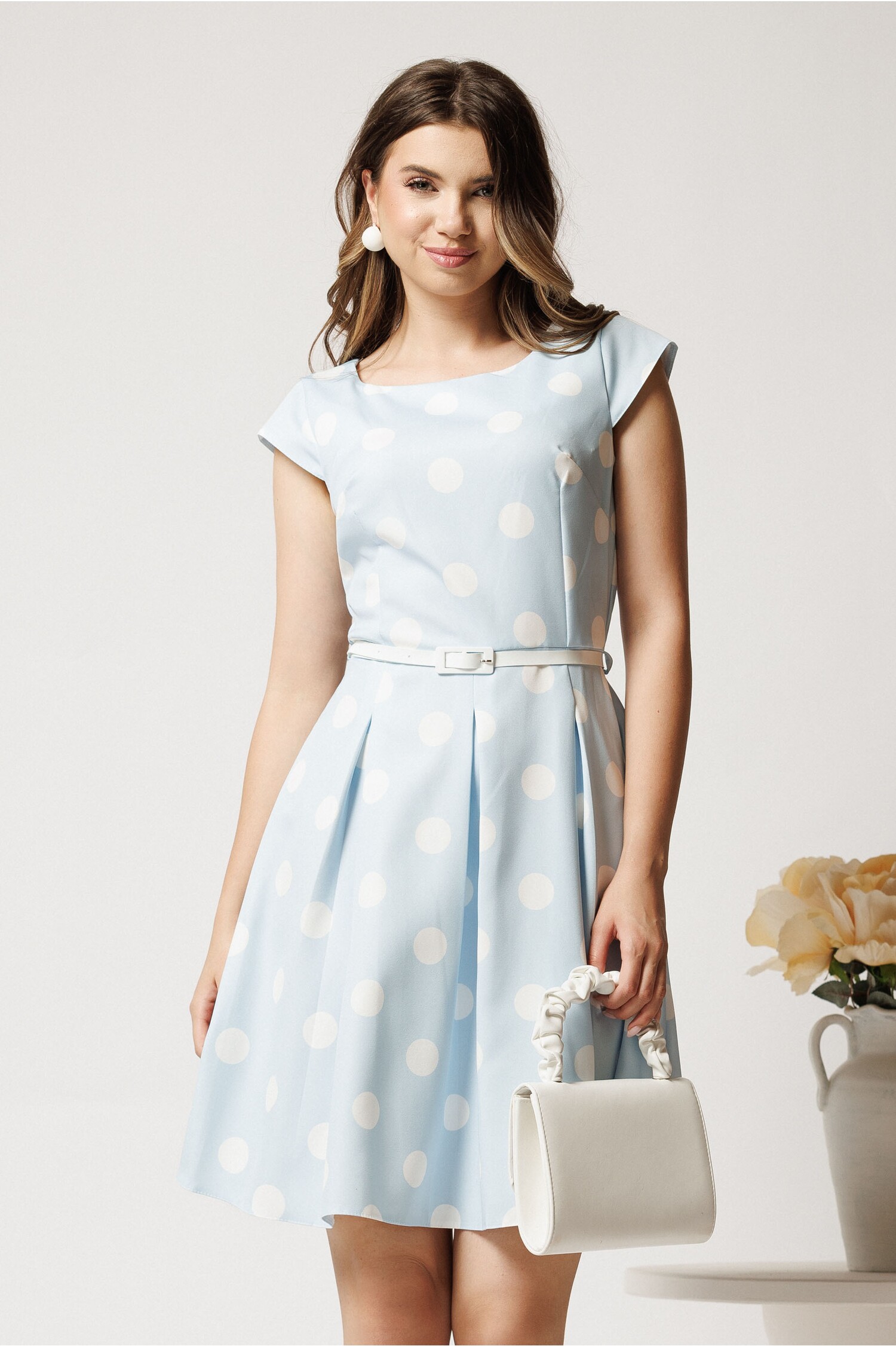 Rochie scurta bleu in clos cu buline si curea in talie