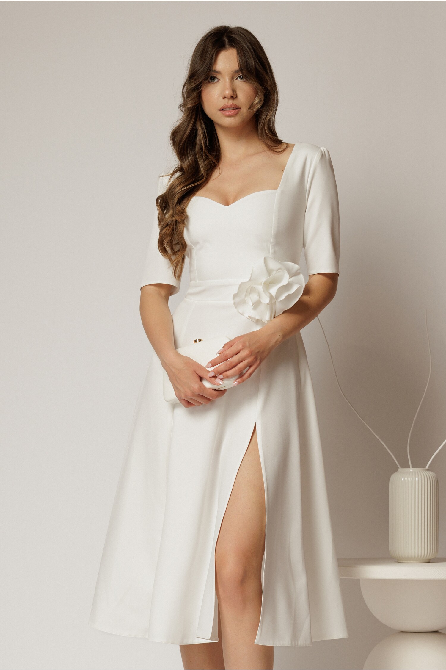 Rochie DY Fashion alba cu decolteu inima si detaliu floral in talie