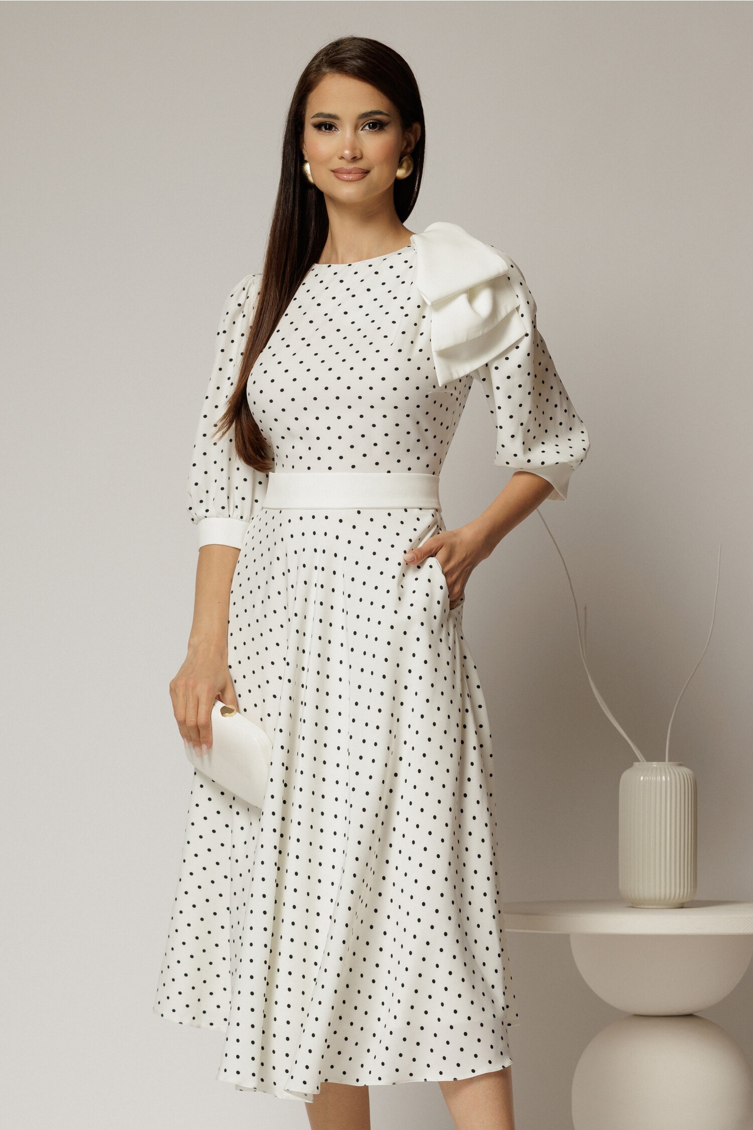 Rochie DY Fashion midi alba cu buline si funda ampla pe umar