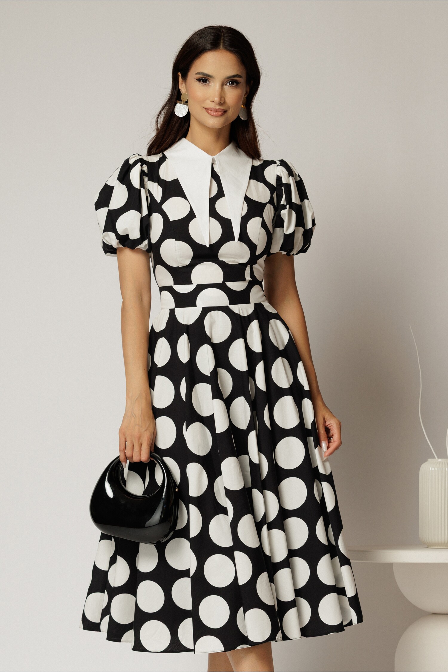 Rochie DY Fashion midi neagra cu buline din poplin cu guer ascutit si maneci scurte bufante