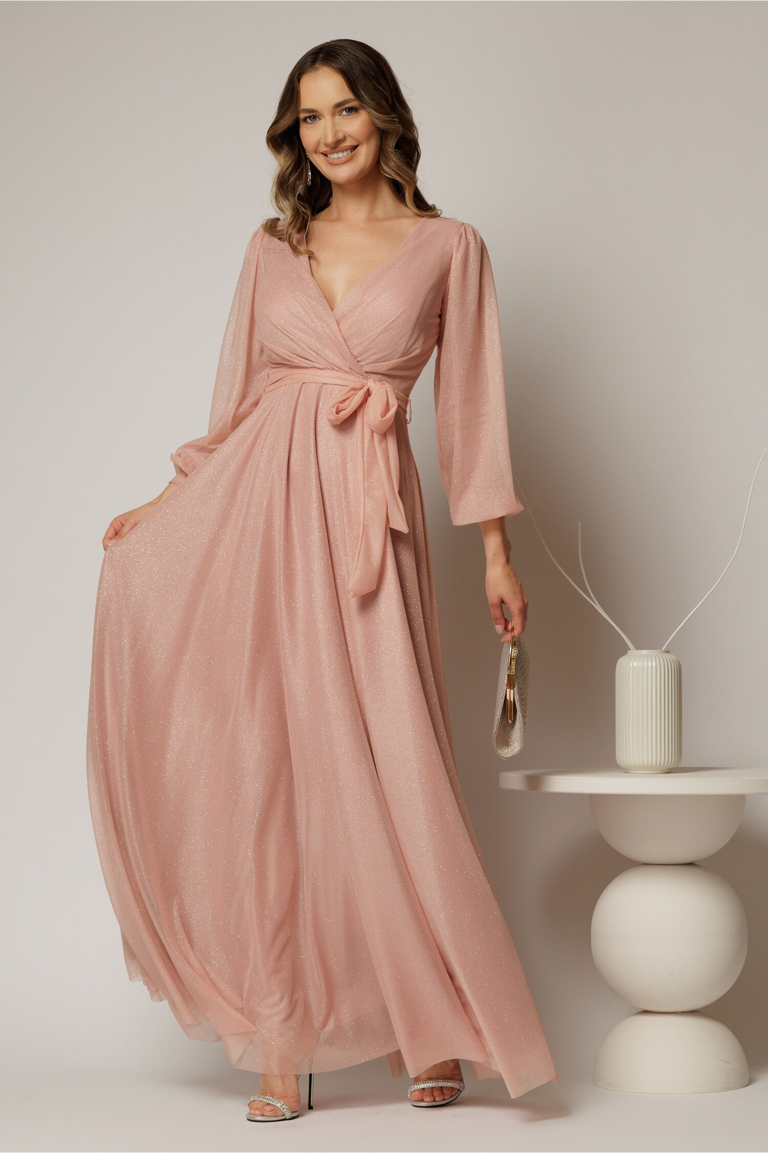Rochie lunga roz cu glitter cu decolteu petrecut si cordon in talie