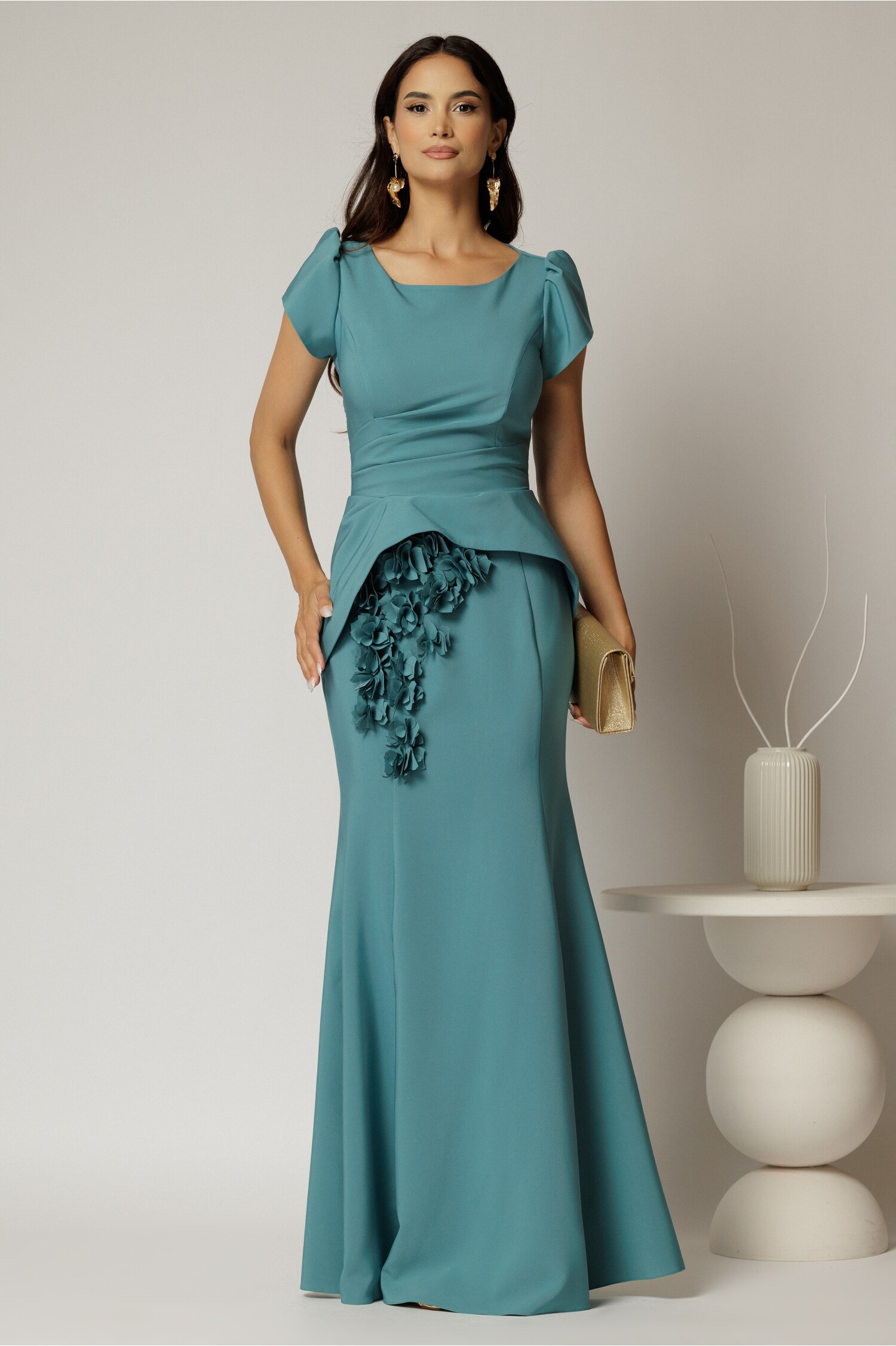 Rochie lunga turcoaz de ocazie cu croi sirena si aplicatii florale sub peplum