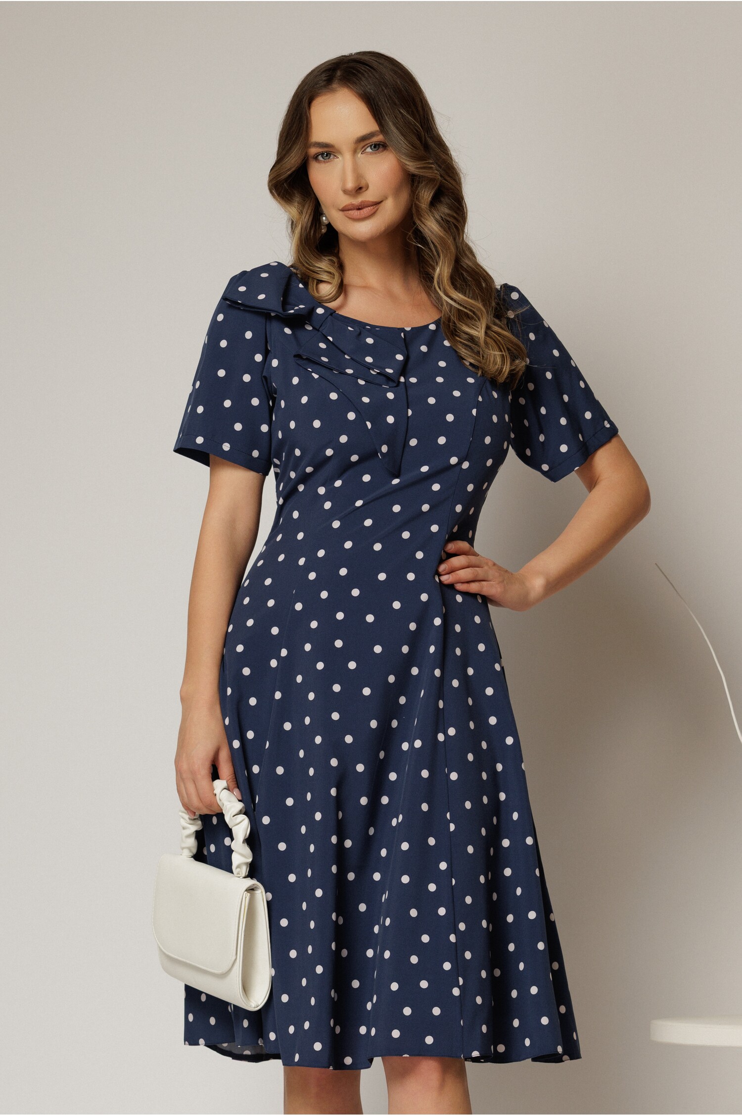 Rochie midi bleumarin cu buline cu funda la umar si croi in clini