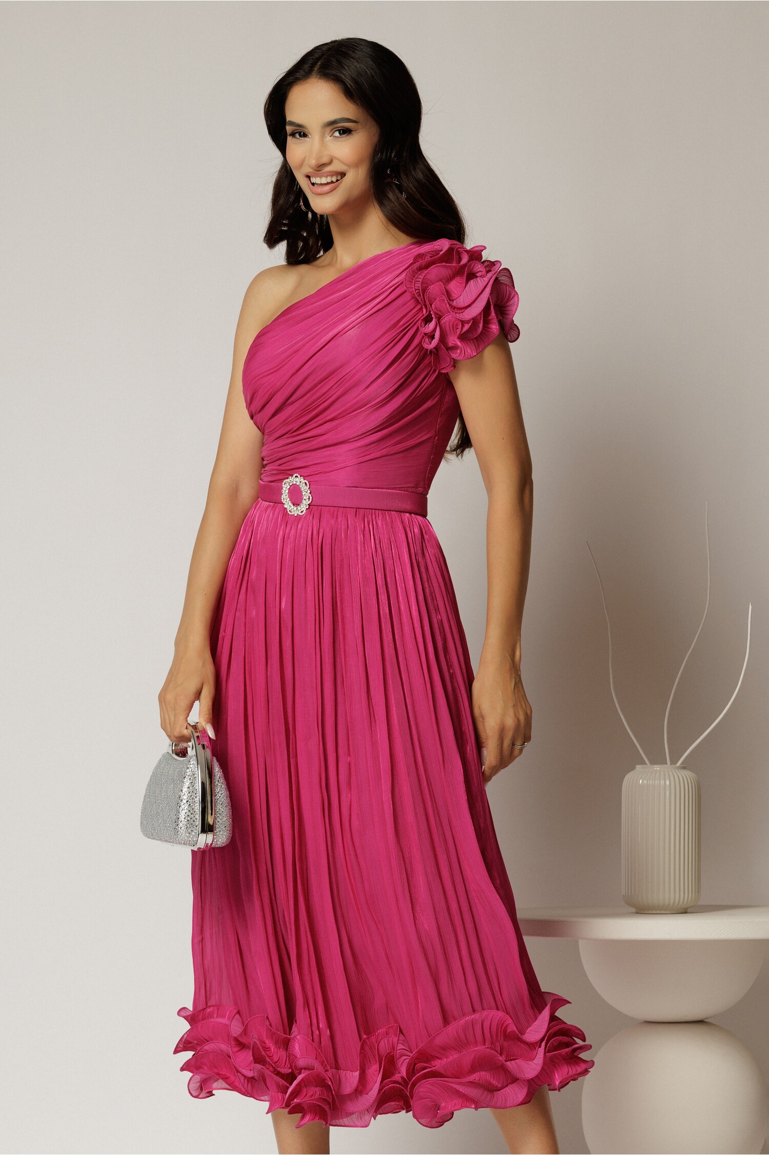 Rochie midi fucsia coniac din voal peliculizat cu volanase pe fusta