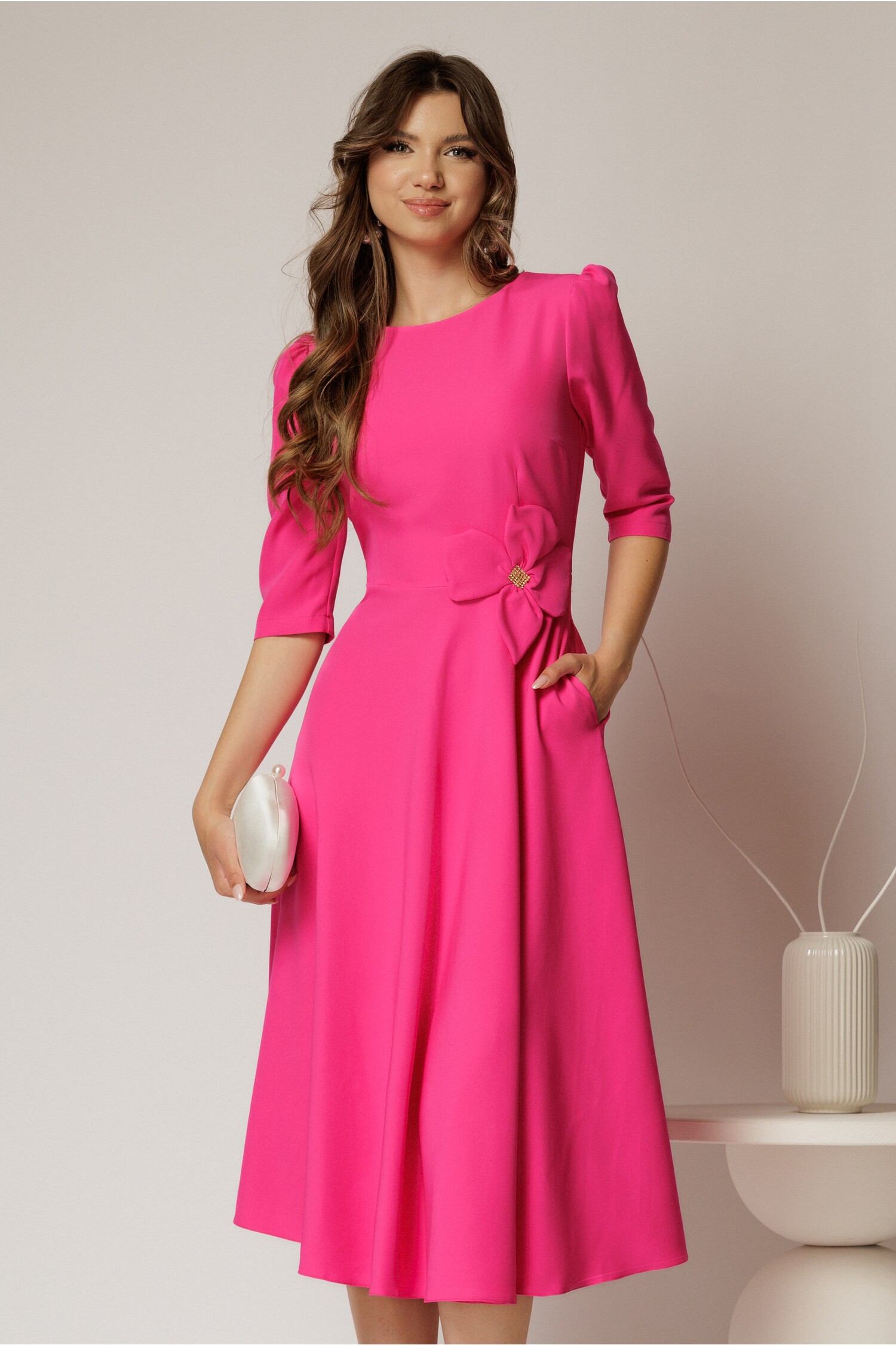 Rochie midi fucsia din stofa in clos cu floare in talie