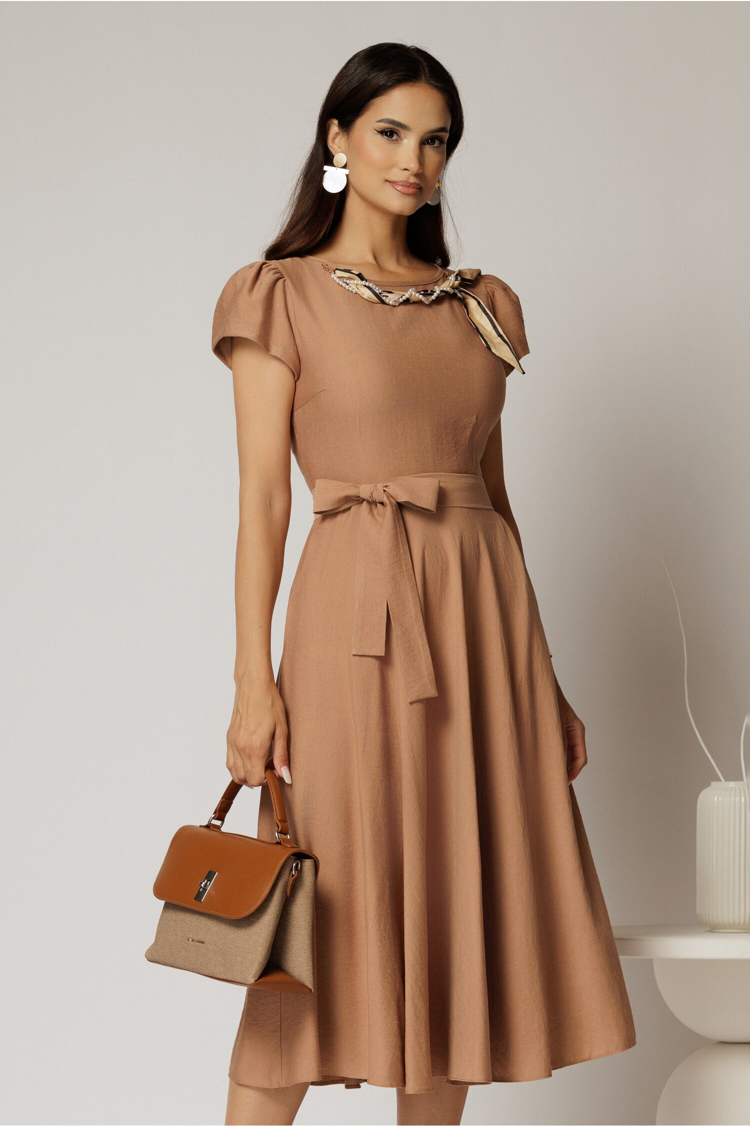 Rochie midi maro din rayon cu lantisor cu esarfa la decolteu