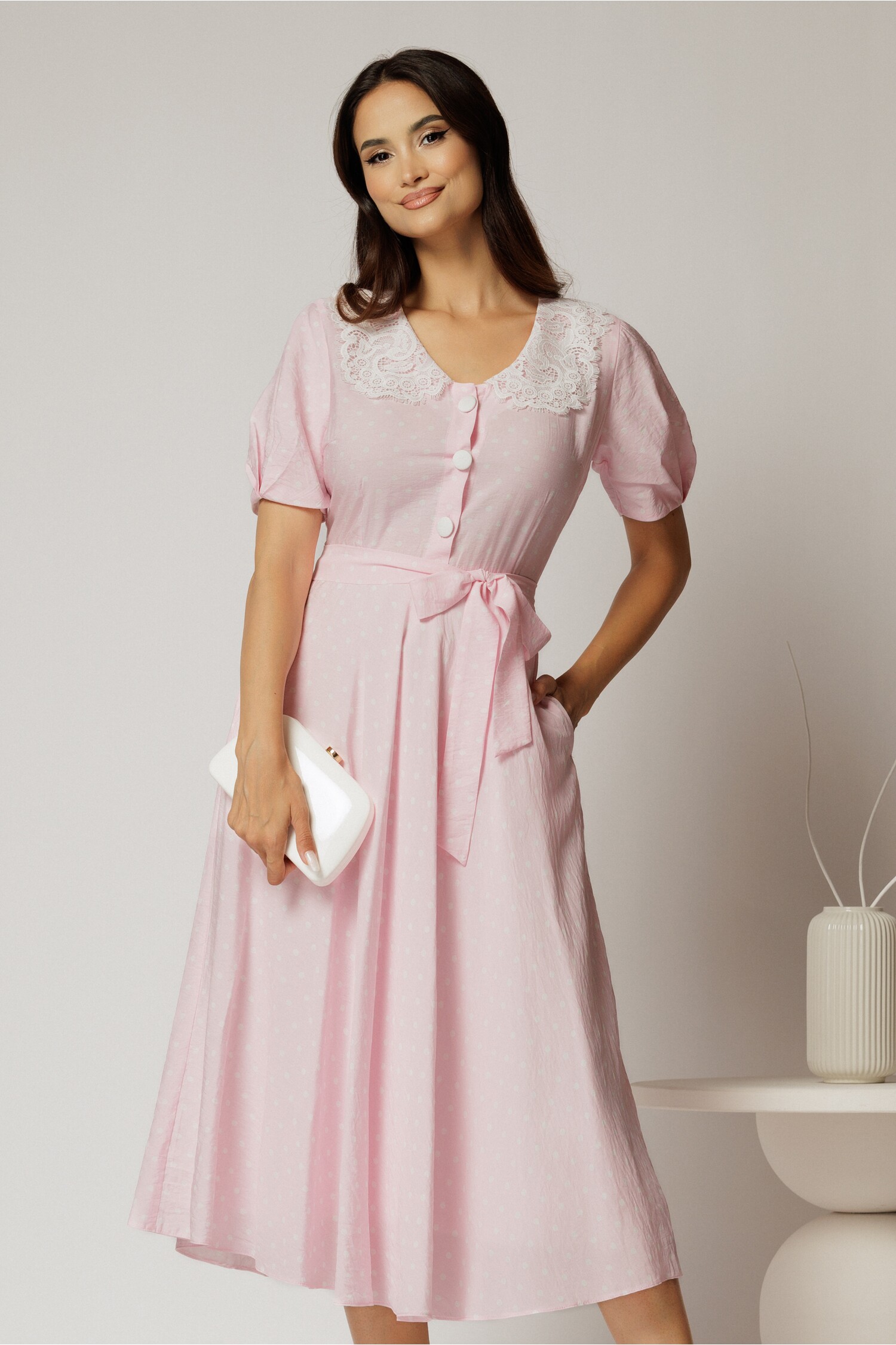 Rochie midi roz cu buline de zi si guler brodat