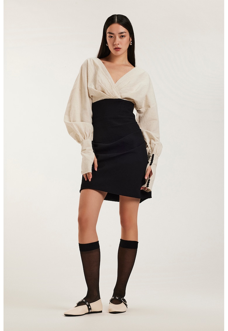 Rochie scurta cu decolteu in V si model in doua tonuri - Alb fildes/Negru
