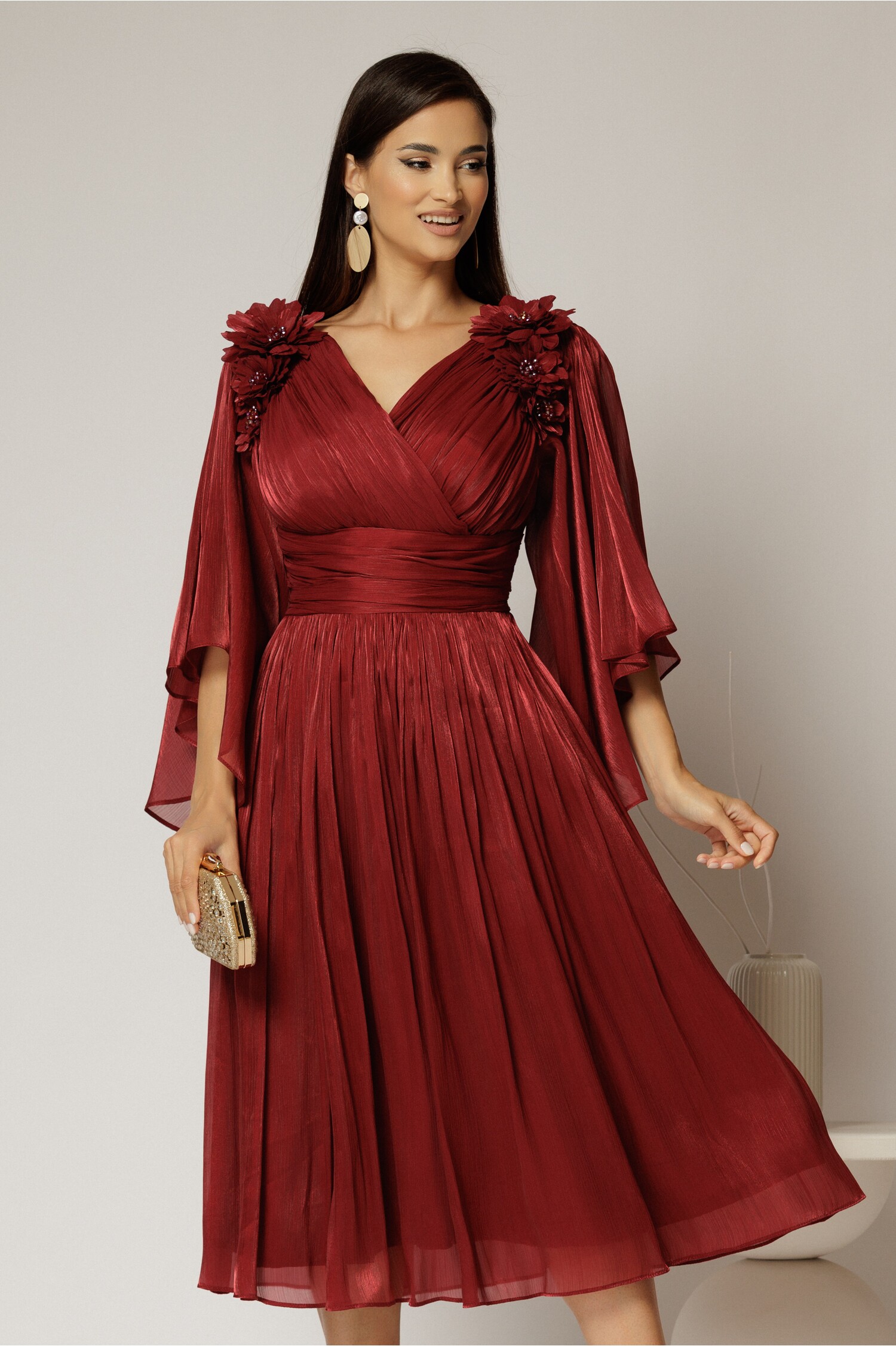 Rochie midi bordo din voal peliculizat cu decolteu petrecut si aplicatii florale