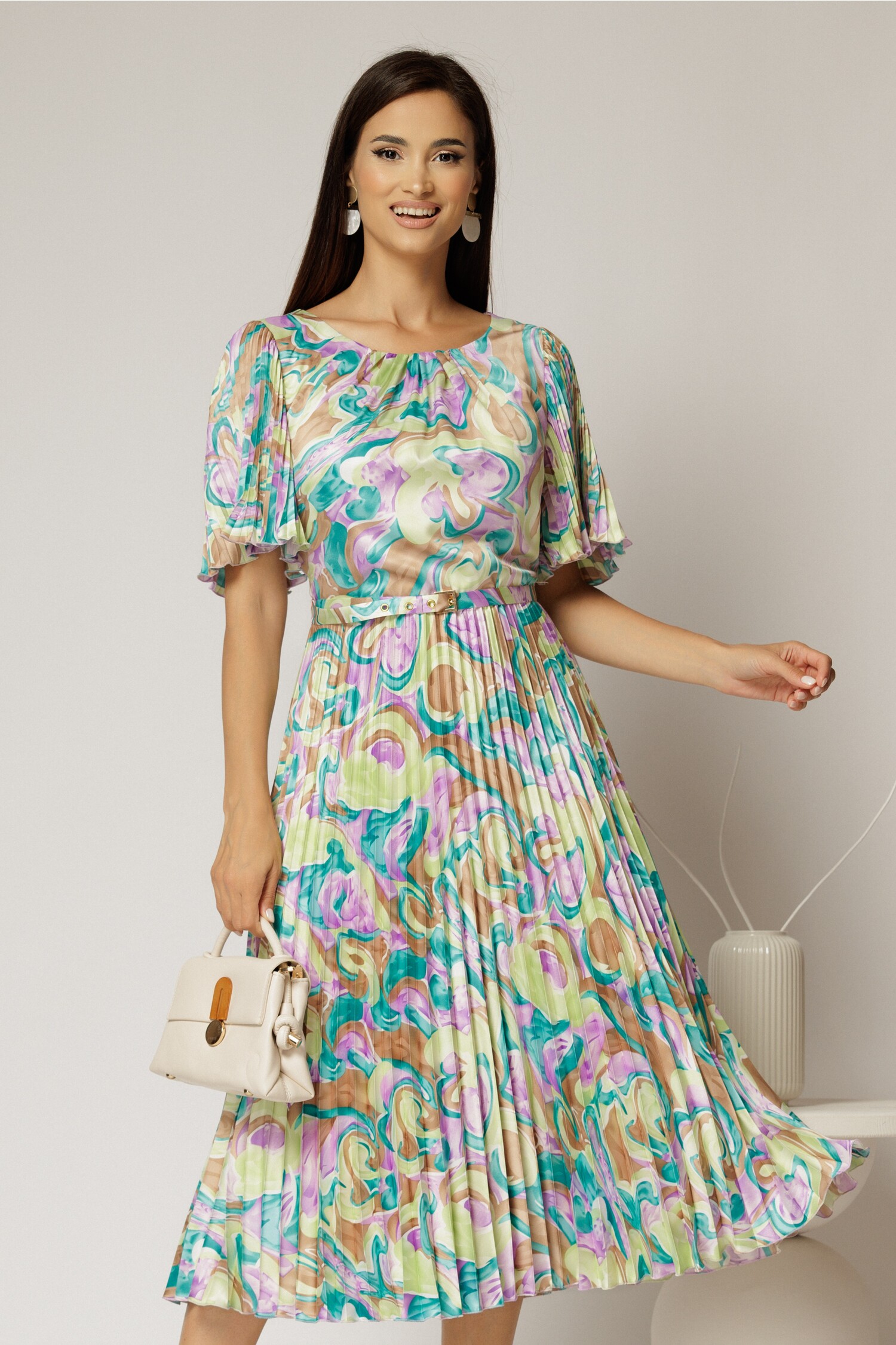 Rochie midi cu imprimeuri lila turcoaz din satin plisat si maneci scurte evazate