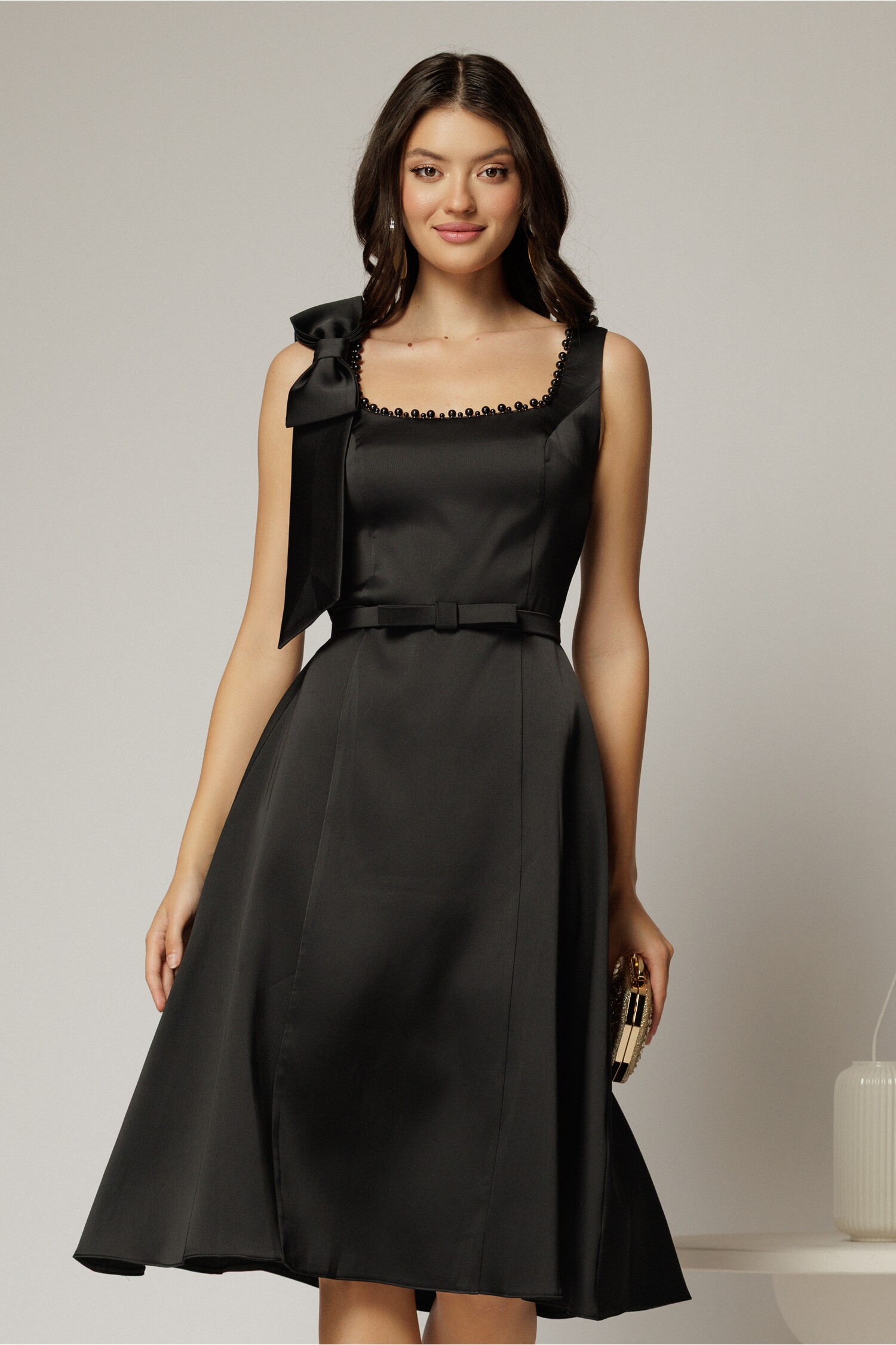 Rochie midi neagra de ocazie din satin cu perle la decolteu