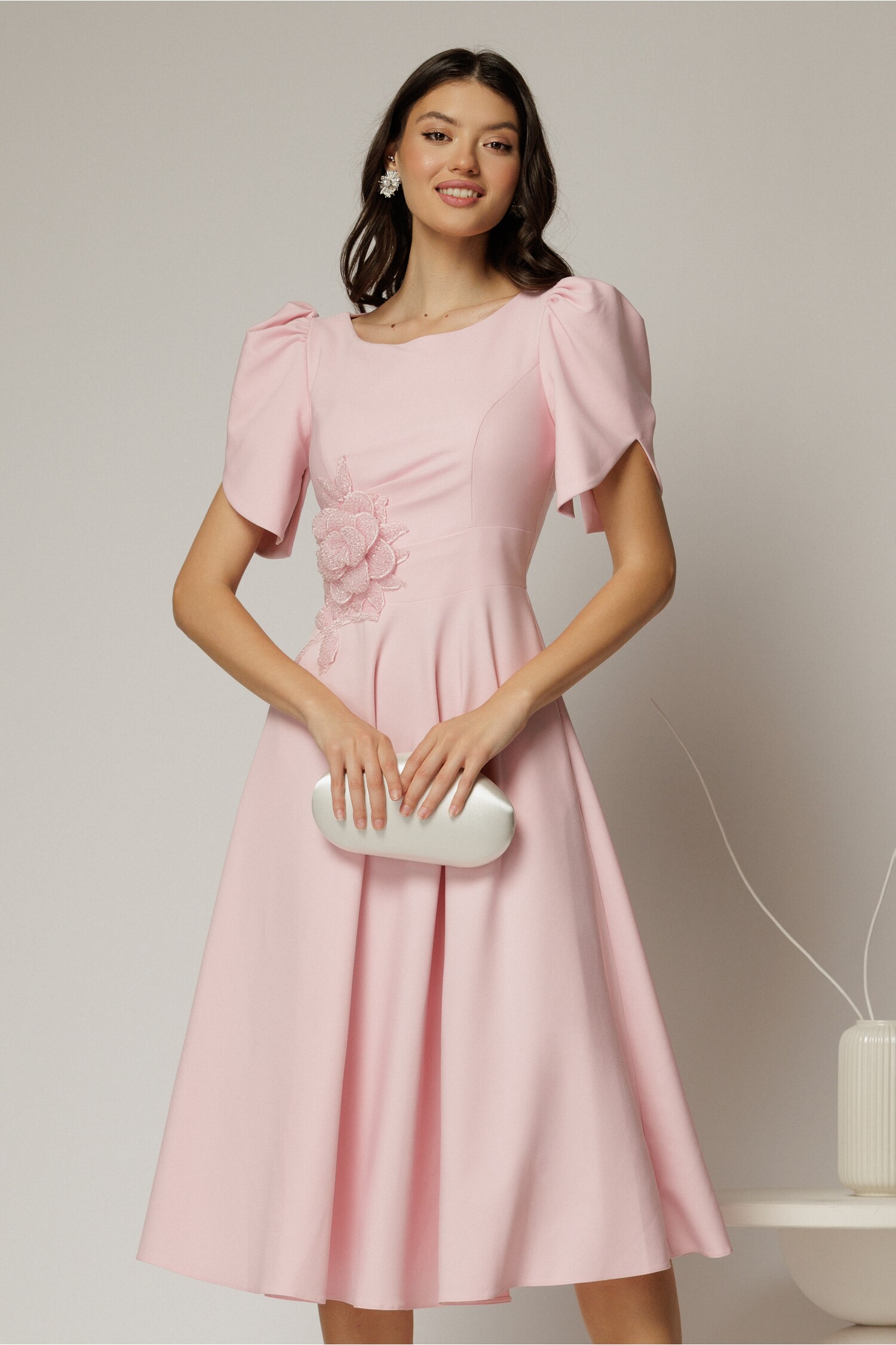 Rochie midi roz de ocazie cu aplicatie in talie cu margele si maneci decupate