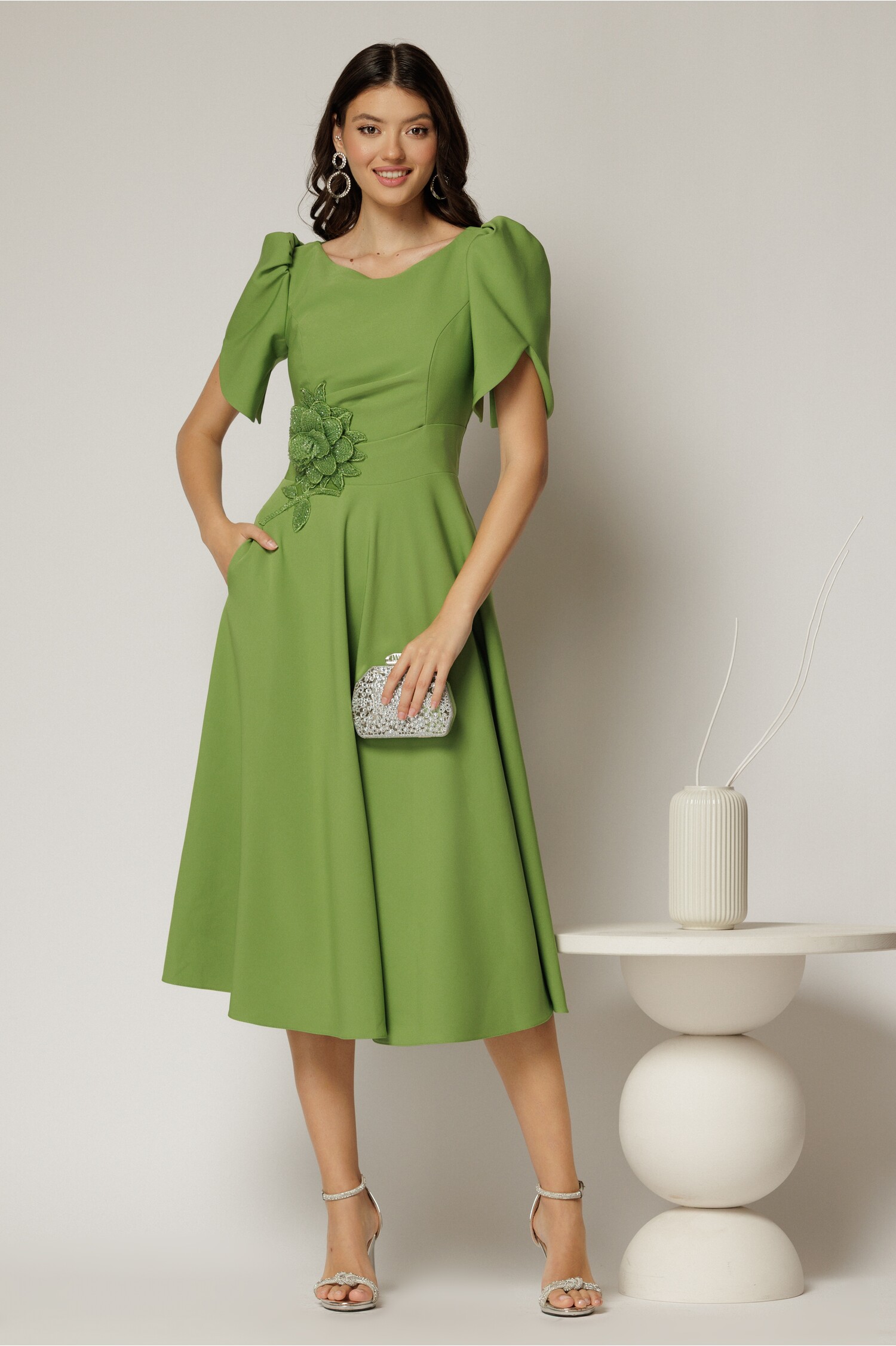 Rochie midi verde de ocazie cu aplicatie in talie cu margele si maneci decupate