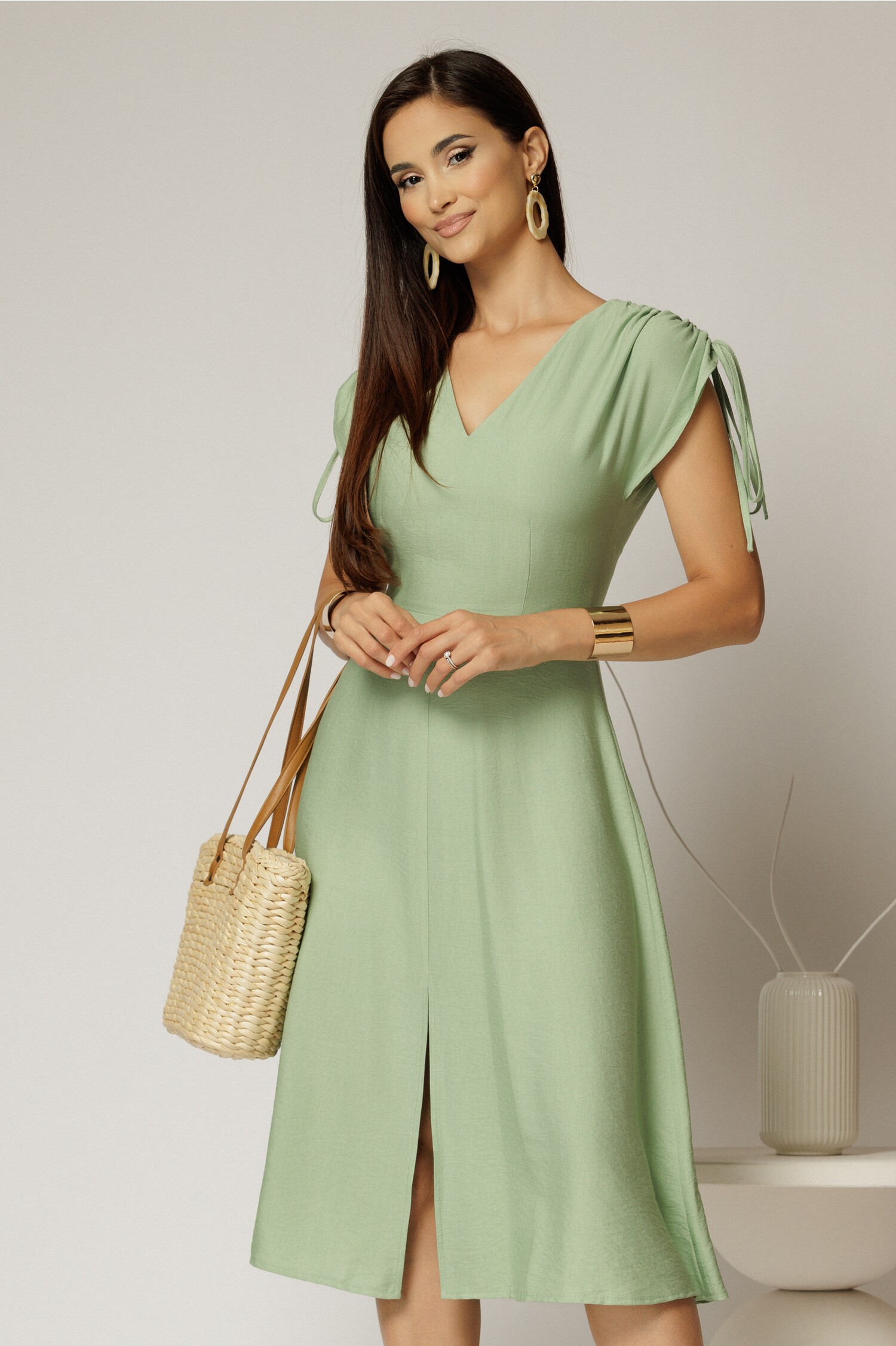 Rochie midi verde fistic din viscoza cu decolteu V si snur la maneci